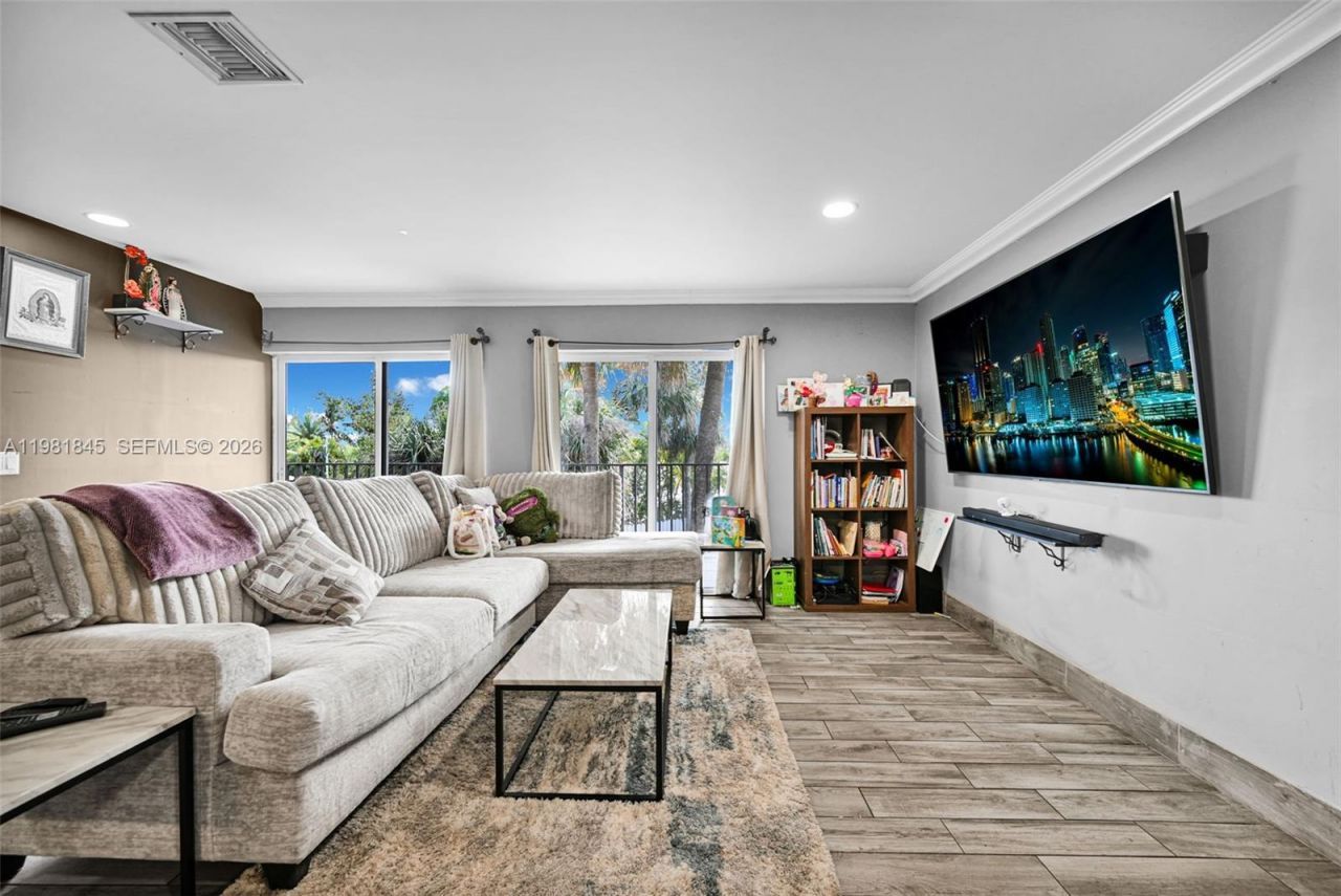 900 Crystal Lake Dr, Unit 2B, Deerfield Beach, FL 33064 Photo