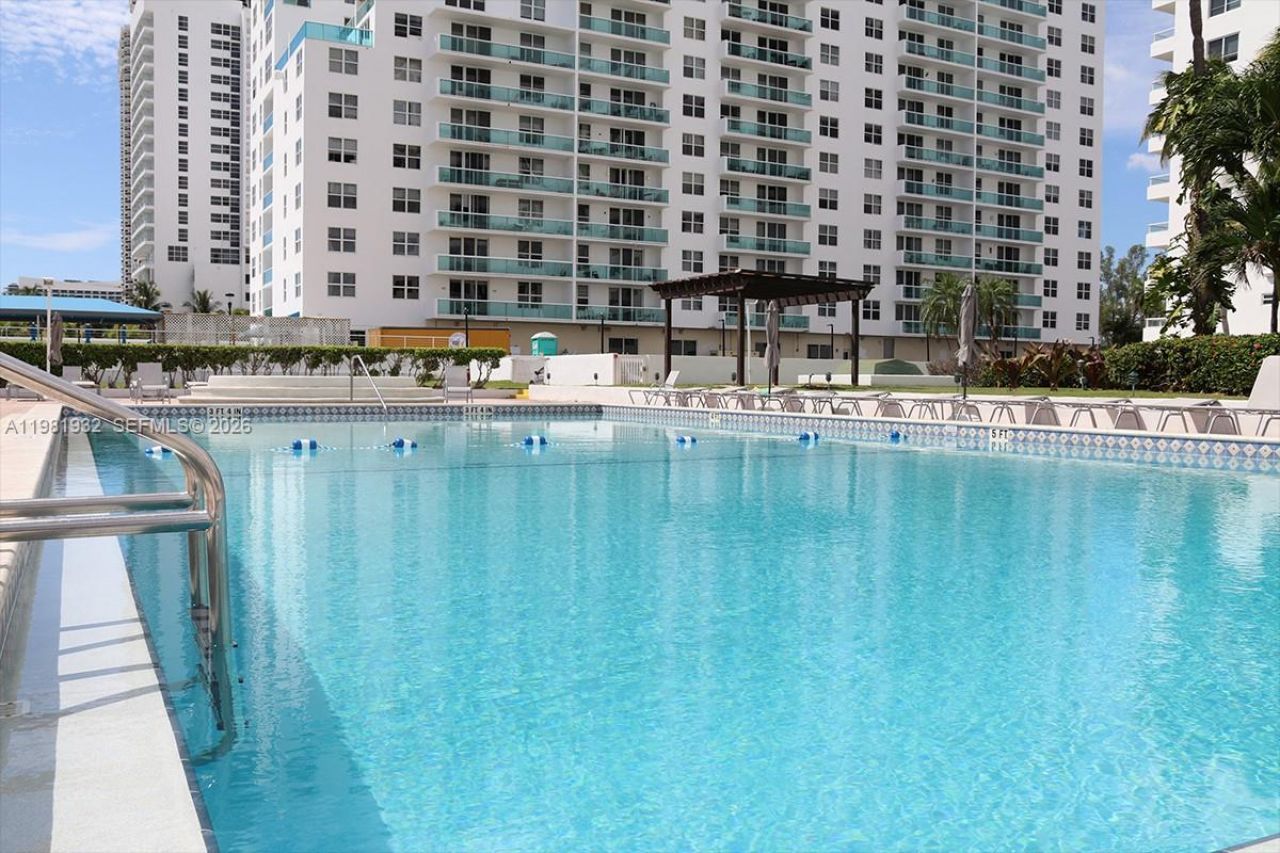 5005 Collins Ave , Unit 518, Miami Beach, FL 33140 Photo