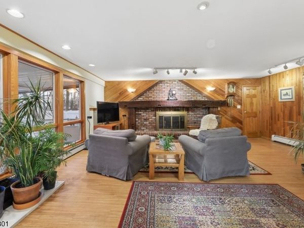 70 Walnut St, Oakland, NJ 07436