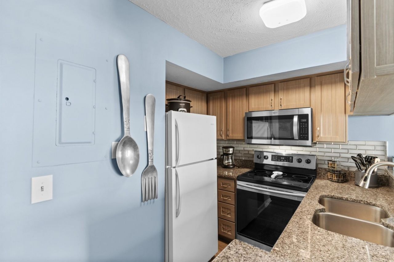 126 N Waccamaw Dr. Photo 4