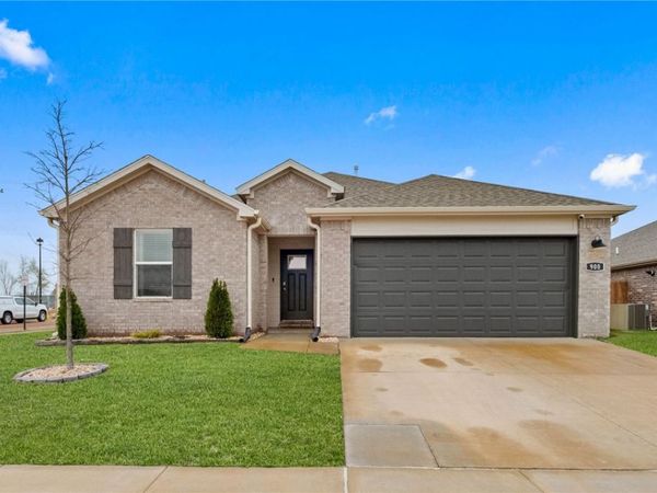 900 W Cottonwood Street, Rogers, AR 72758