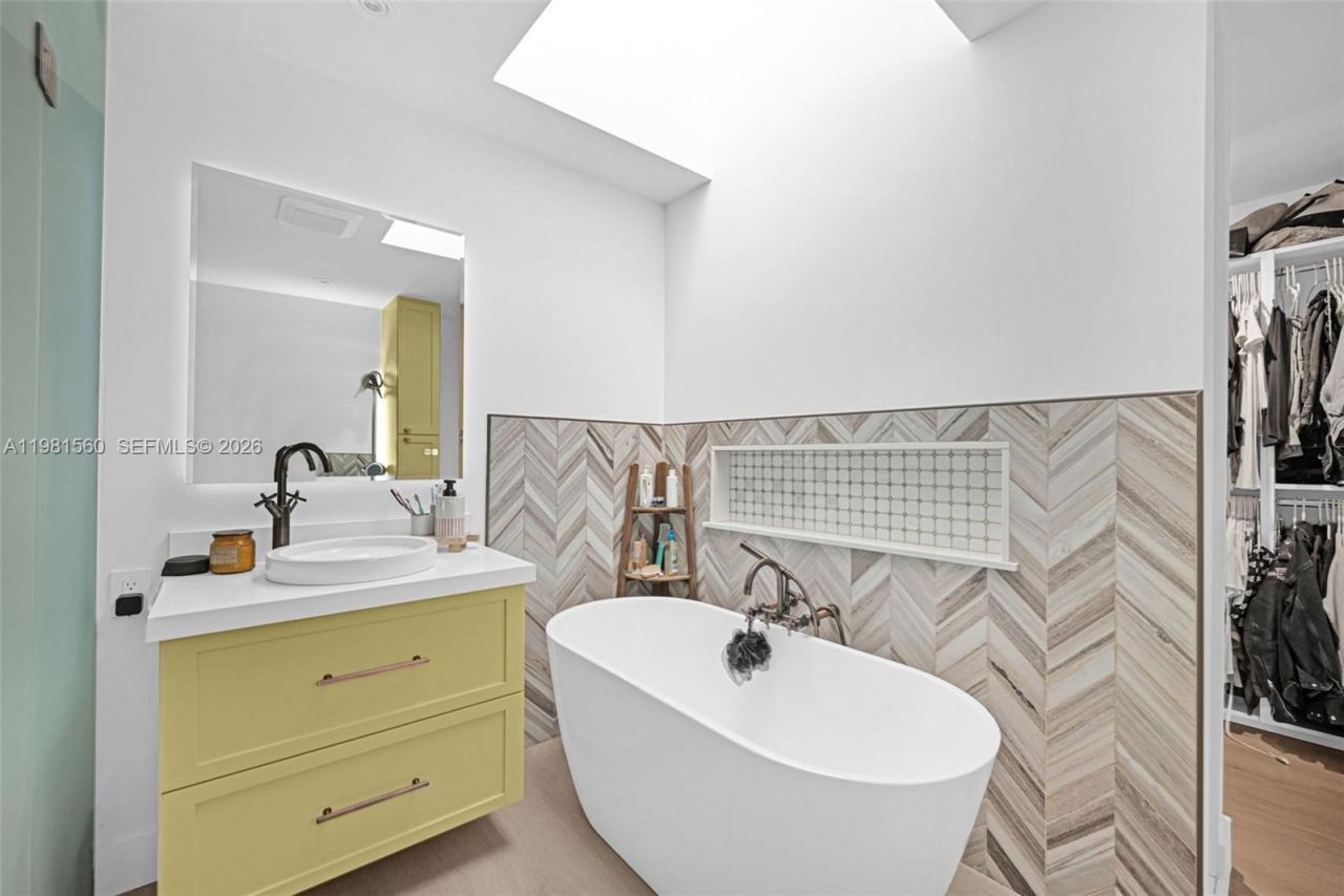 9300 E Calusa Club Dr , Miami, FL 33186 Photo