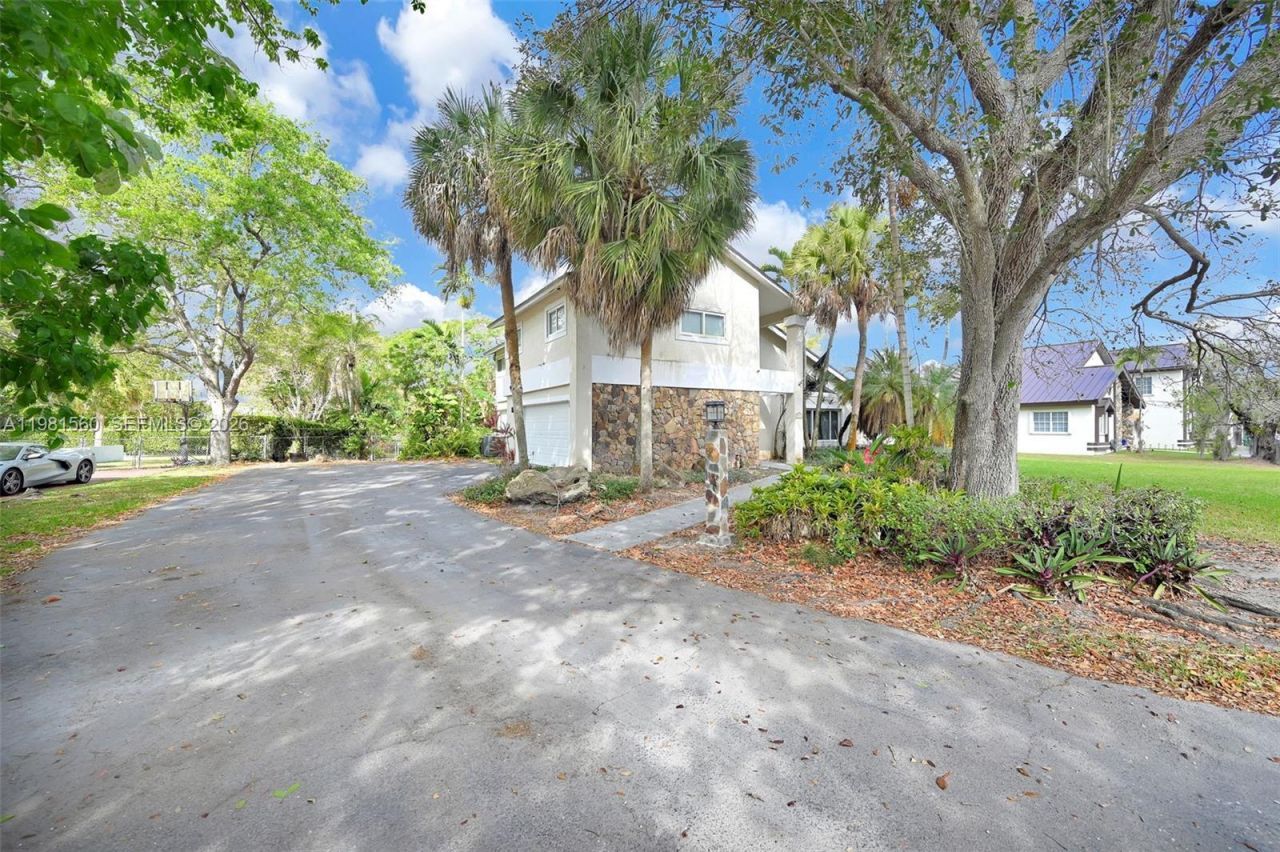 9300 E Calusa Club Dr , Miami, FL 33186 Photo