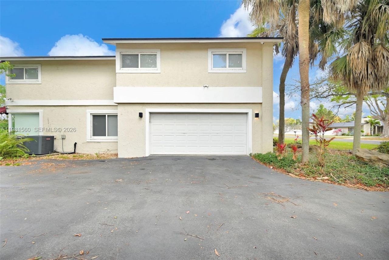 9300 E Calusa Club Dr , Miami, FL 33186 Photo