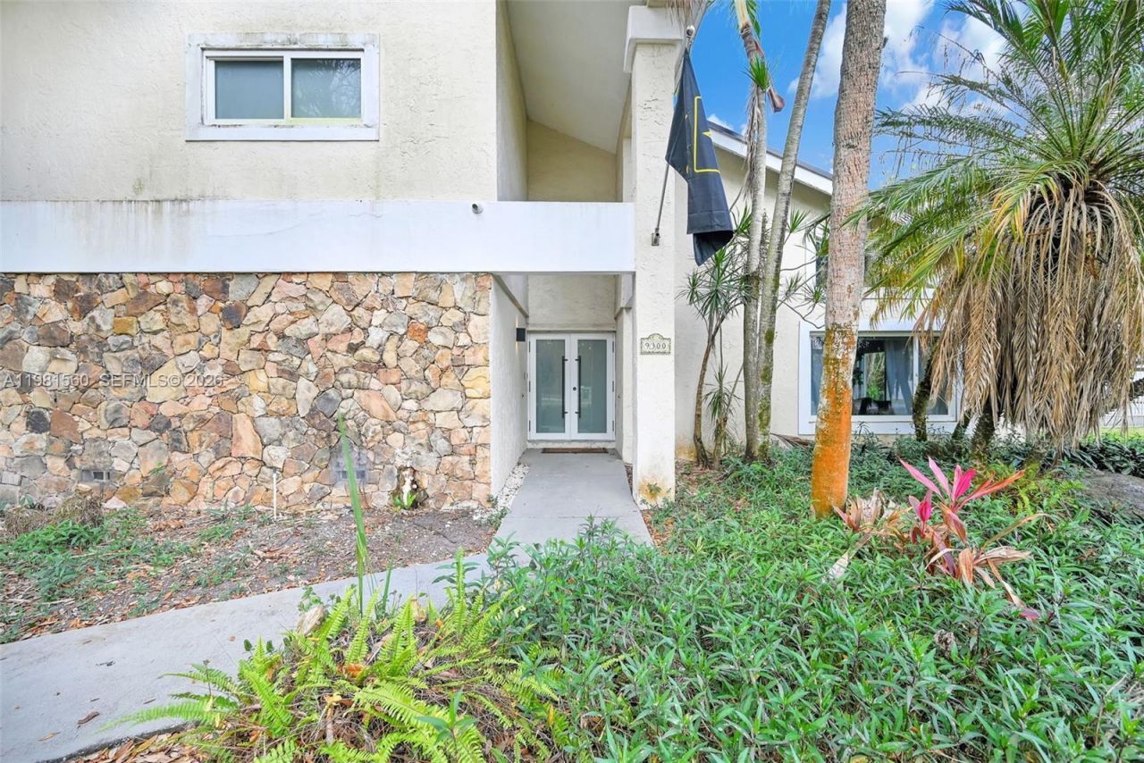 9300 E Calusa Club Dr , Miami, FL 33186 Photo