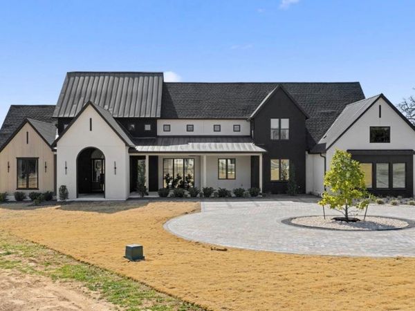 250 Hawthorne LN, Spicewood, TX 78669