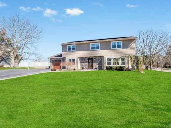 21 Burwood Lane, Coram, NY 11727