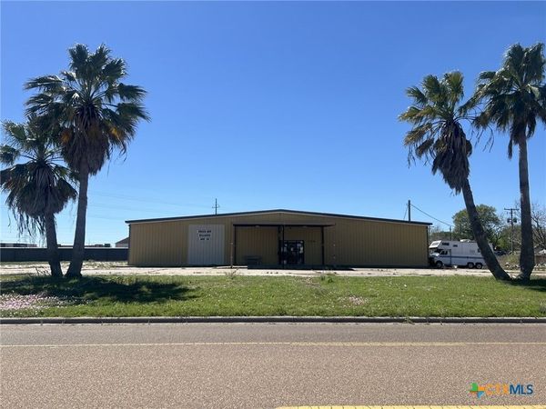 100 Village Road , Port Lavaca, TX 77979