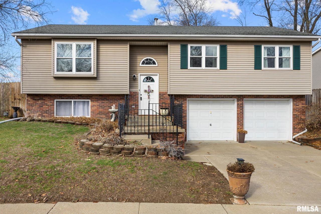 2811 W Larchmont Lane, Peoria, IL 61615 Main Photo