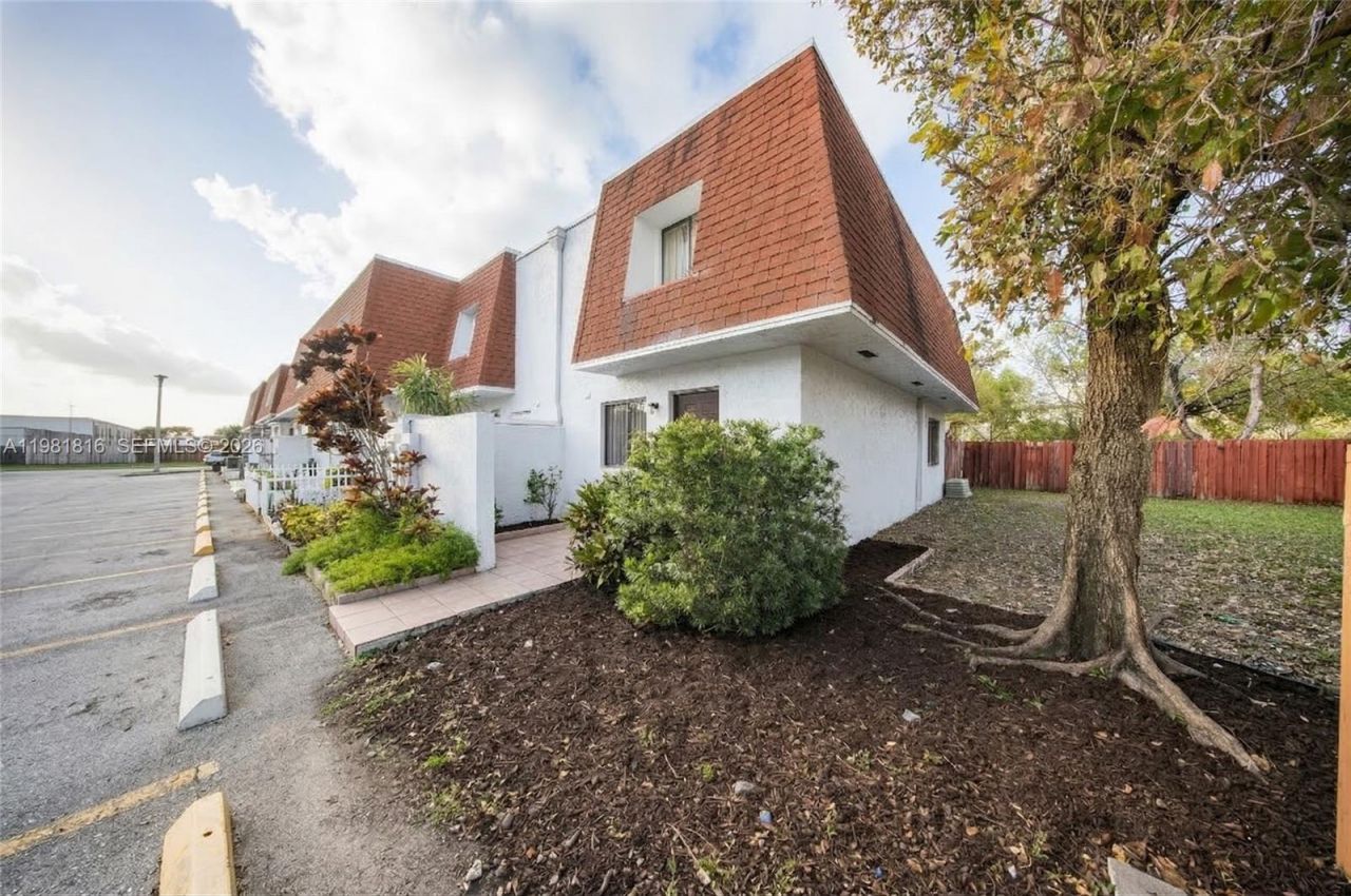 10710 NW 7th St , Unit 11B, Miami, FL 33172 Photo