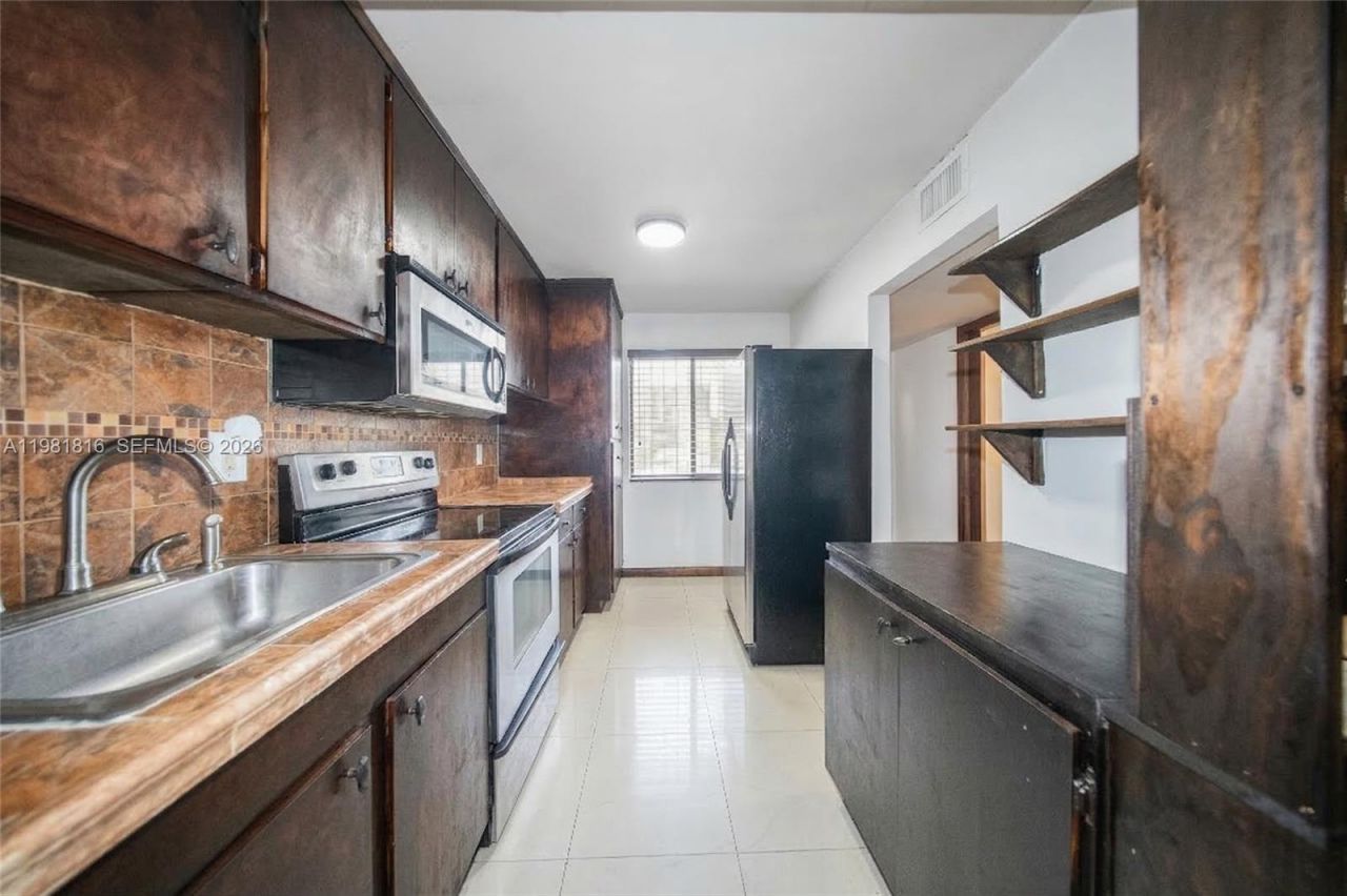 10710 NW 7th St , Unit 11B, Miami, FL 33172 Photo