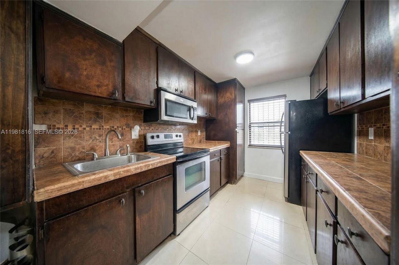 10710 NW 7th St , Unit 11B, Miami, FL 33172 Photo