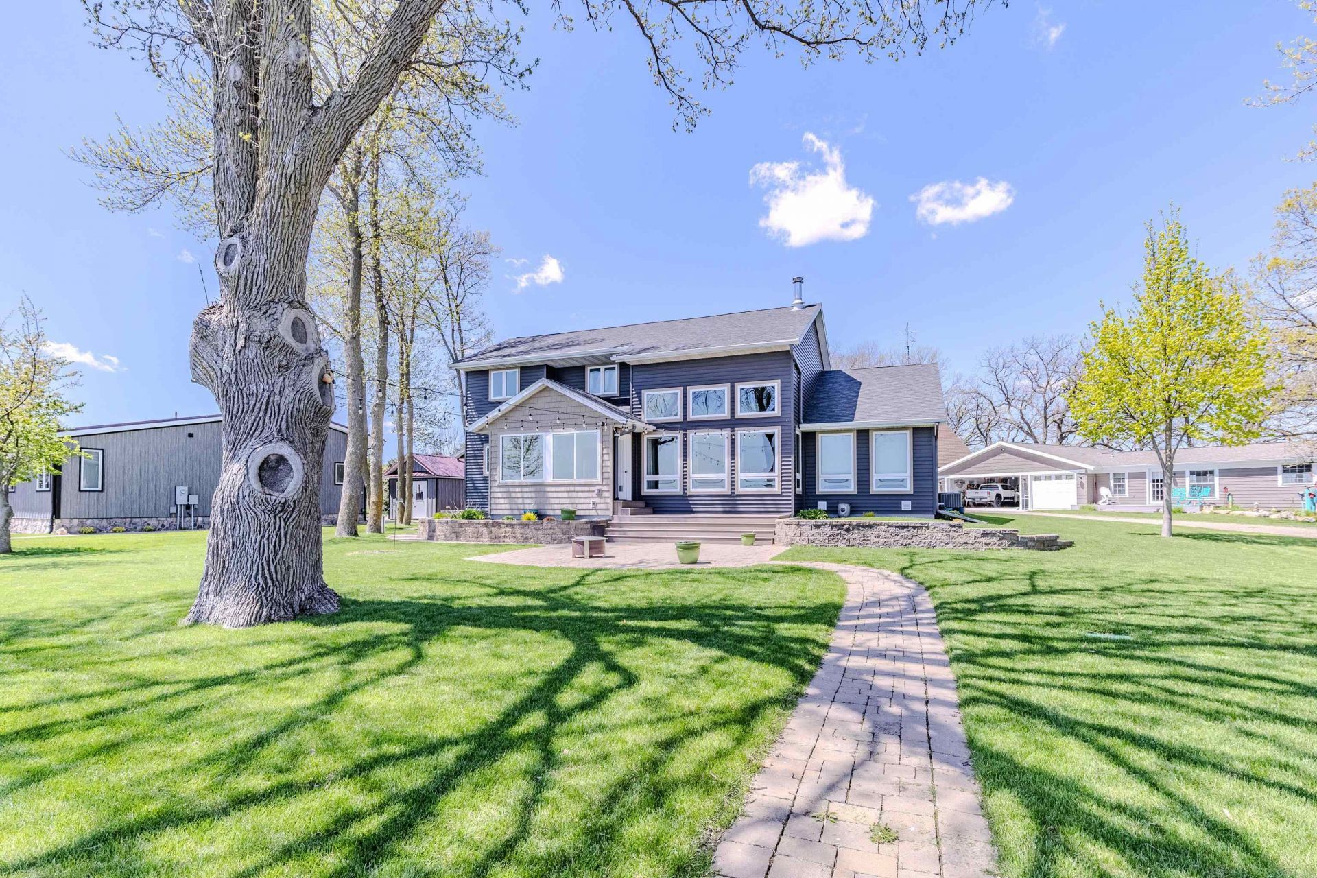 194 Country Club Dr, Lake Park, IA 51347 Main Photo