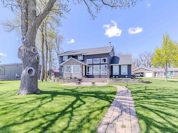 194 Country Club Dr, Lake Park, IA 51347