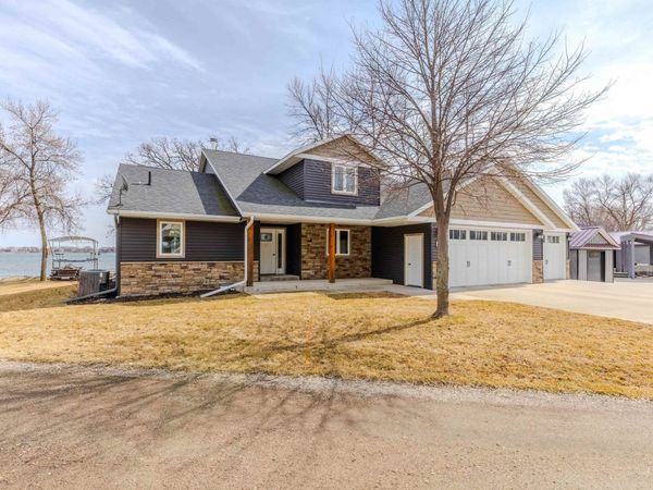 194 Country Club Dr, Lake Park, IA 51347