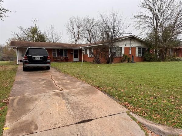 129 Palm Drive, Marlin, TX 76661