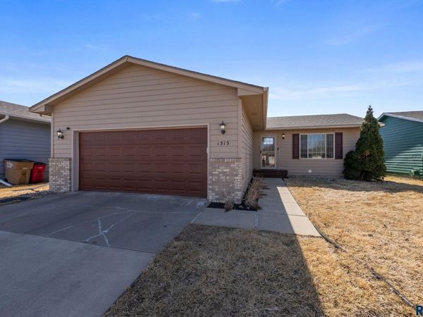 1313 E 70th St N N, Sioux Falls, SD 57104