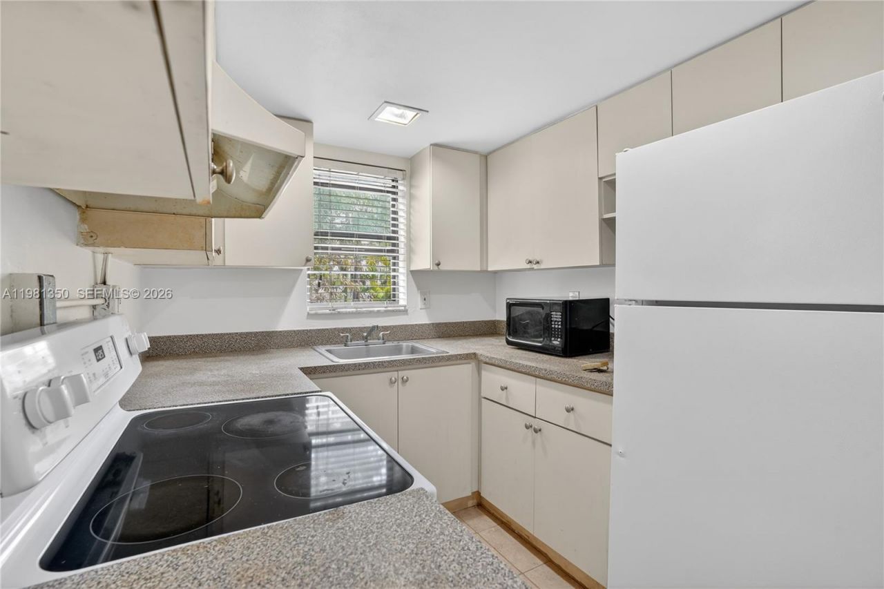 1600 S Le Jeune Rd , Unit 8, Coral Gables, FL 33134 Photo