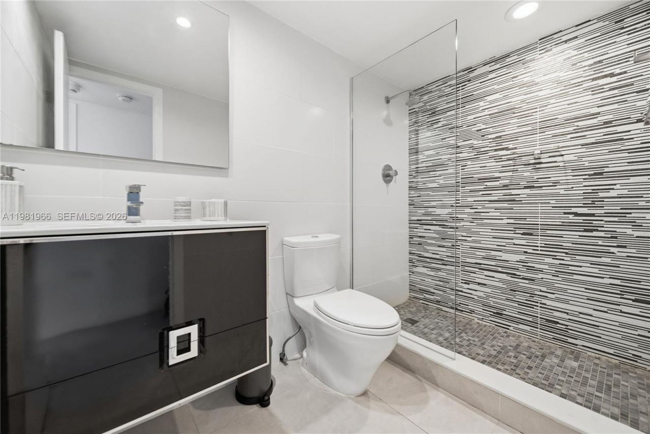 5750 Collins Ave , Unit 4F, Miami Beach, FL 33140 Photo