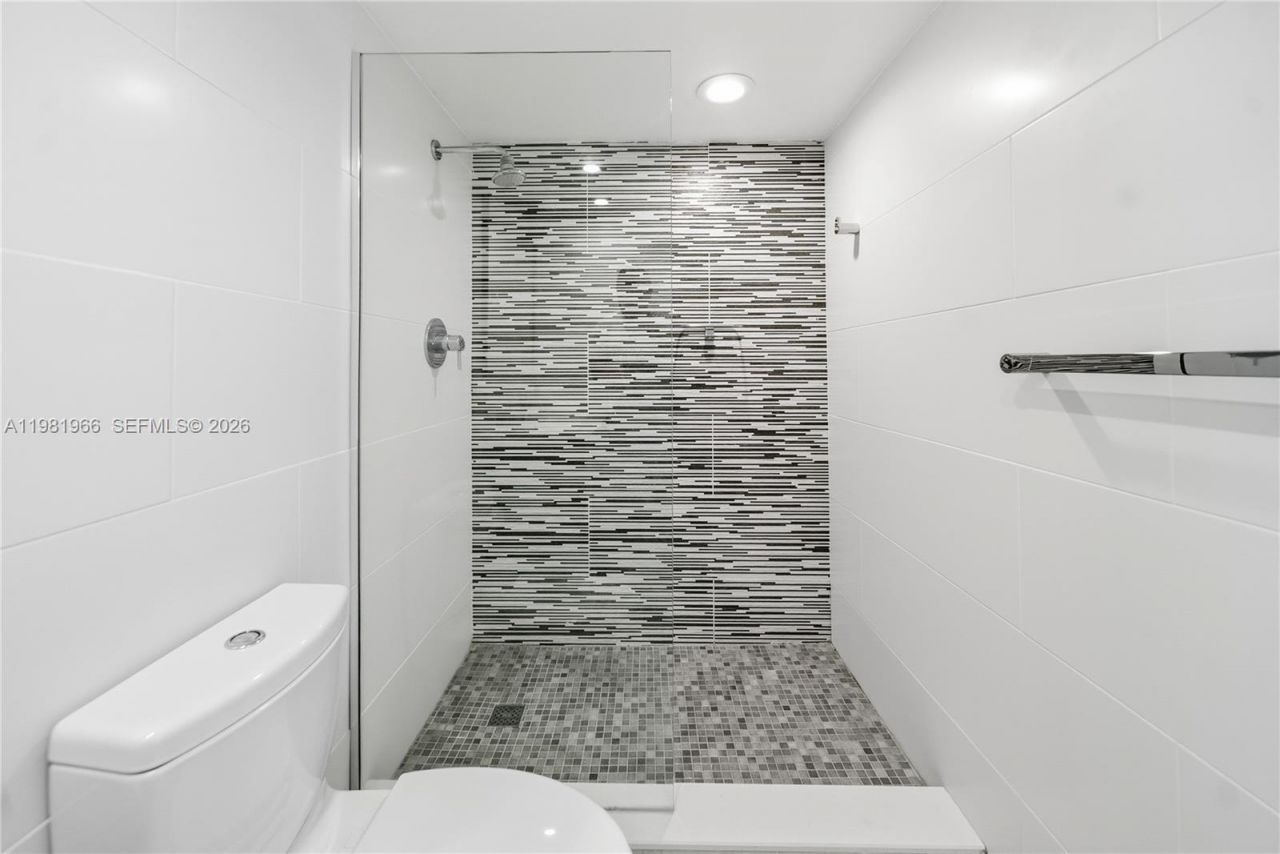 5750 Collins Ave , Unit 4F, Miami Beach, FL 33140 Photo