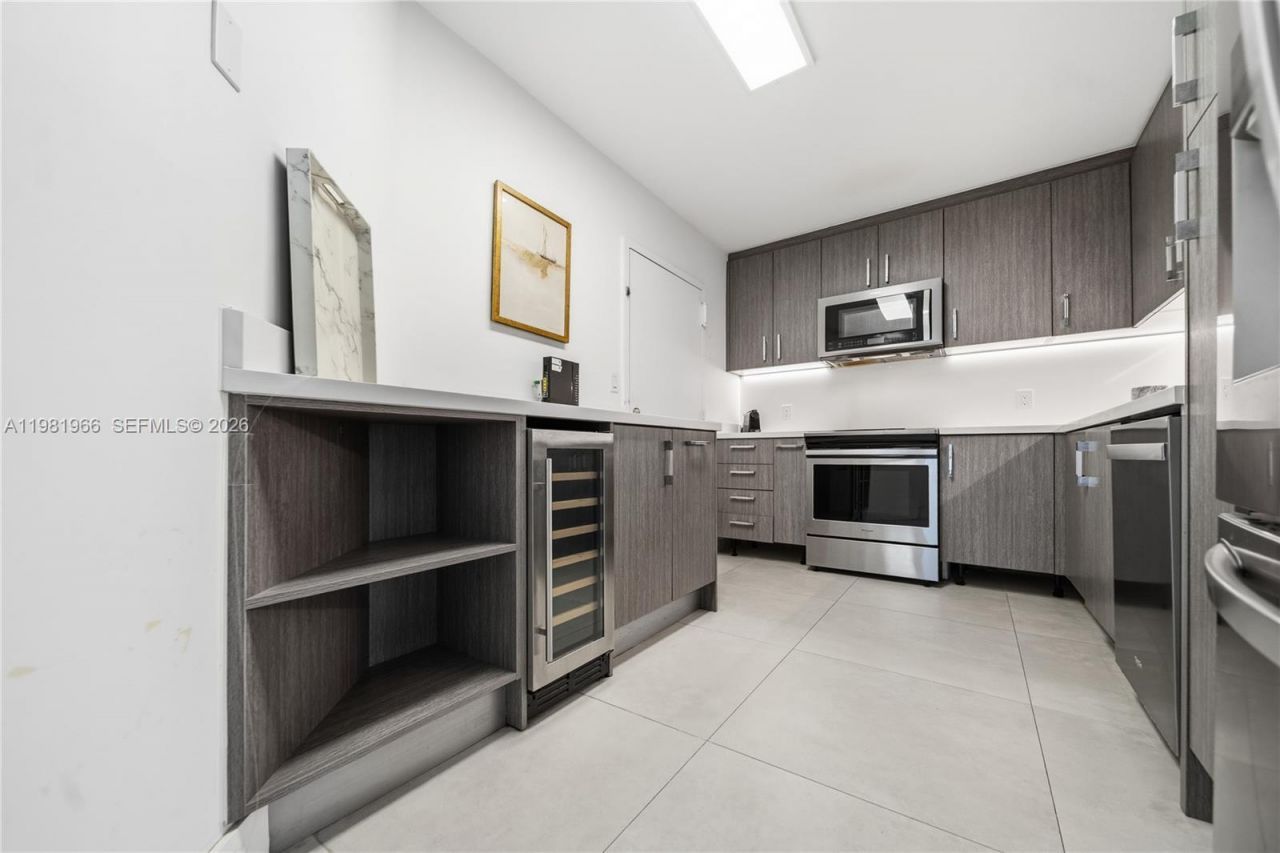 5750 Collins Ave , Unit 4F, Miami Beach, FL 33140 Photo