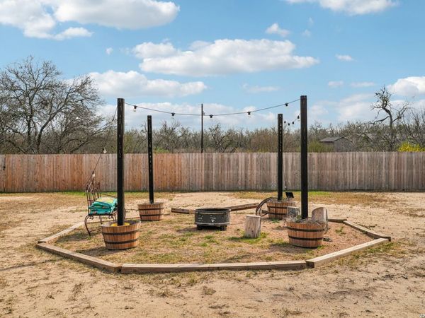 325 Las Palomas, Lytle, TX 78052