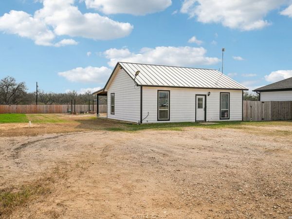 325 Las Palomas, Lytle, TX 78052