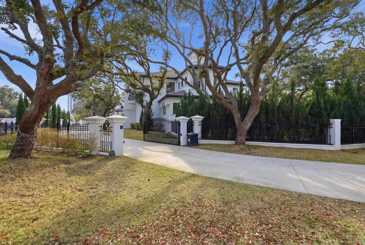 3203 Ocean Blvd. N Photo 9