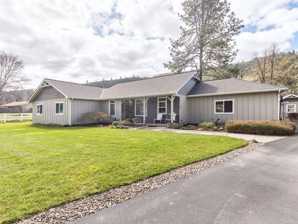 9547 Old Stage Road, Central Point, OR 97502