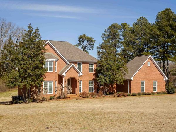 102 Meadowhill Dr, Florence, AL