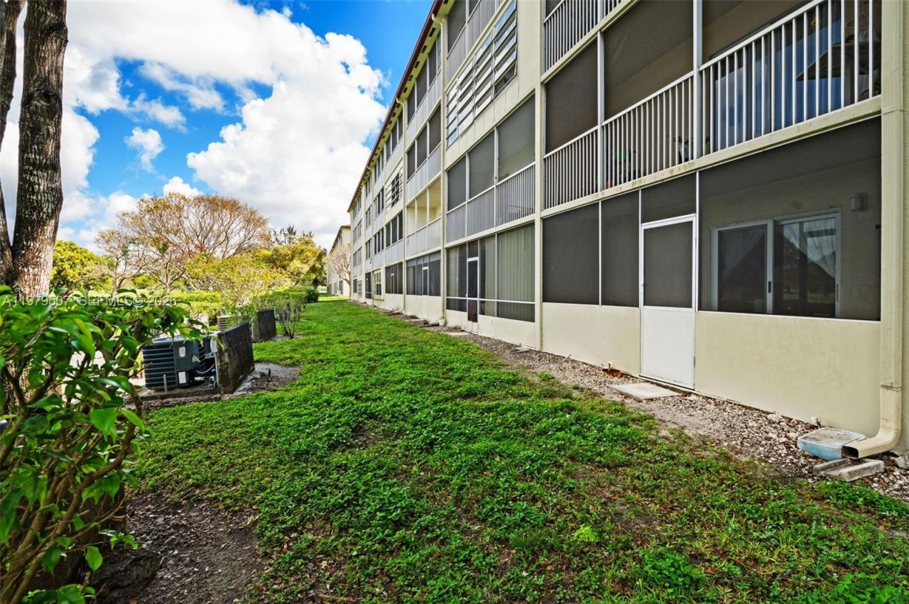 13255 SW 7th Ct, Unit 111D, Pembroke Pines, FL 33027 Photo