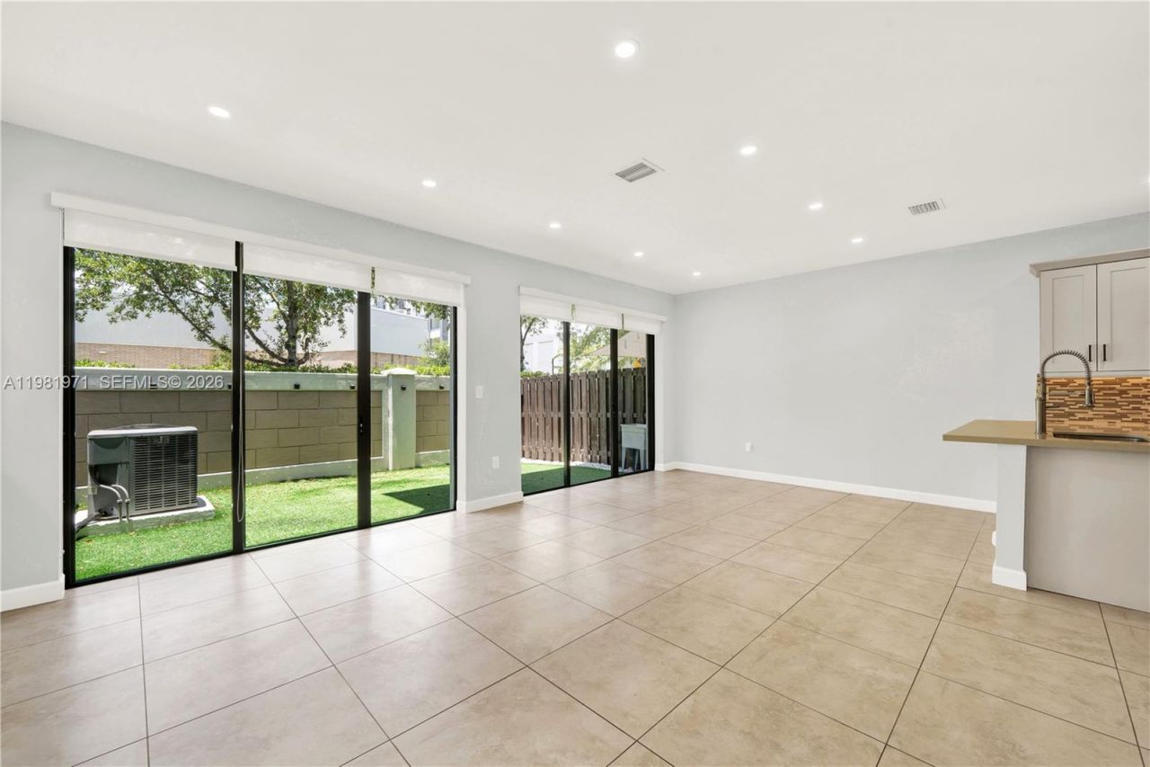 5880 NW 104th Path , Doral, FL 33178 Photo