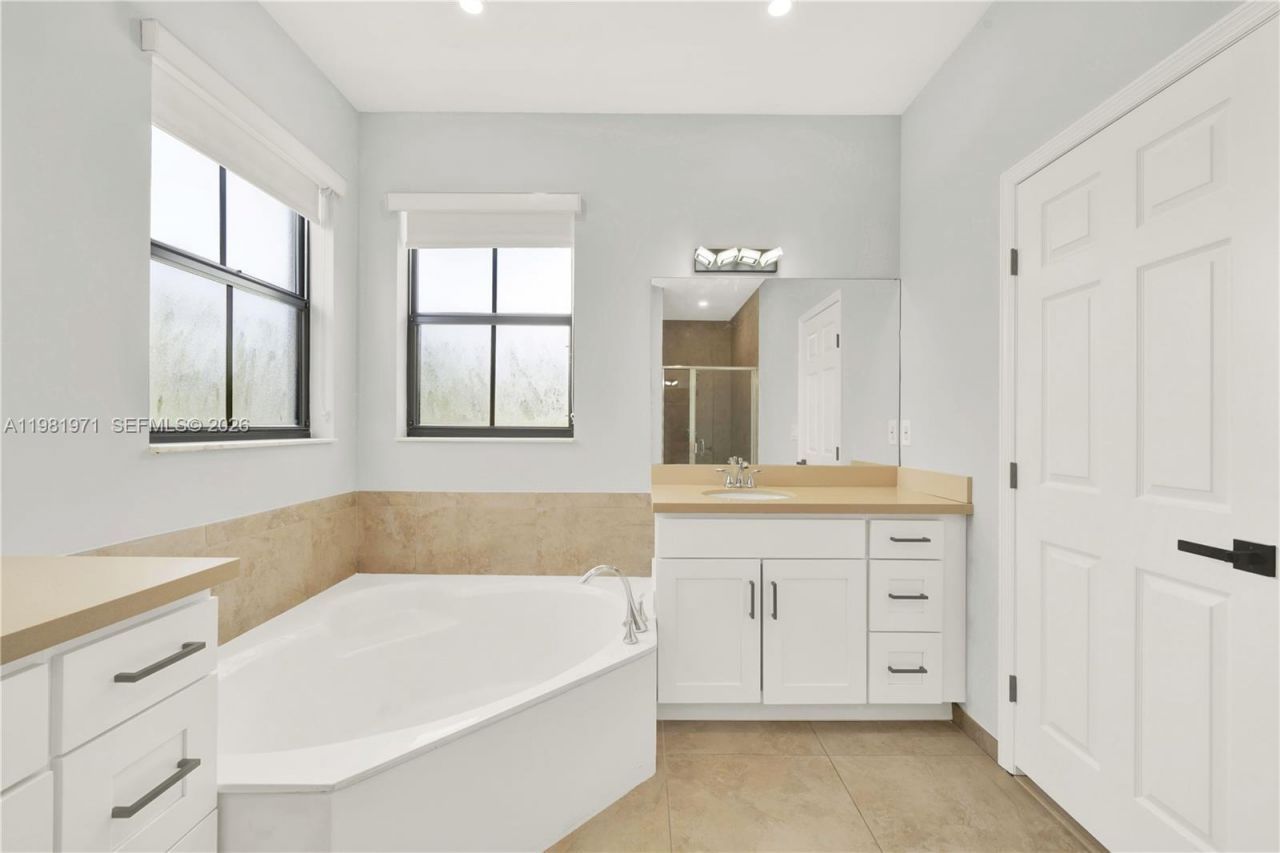 5880 NW 104th Path , Doral, FL 33178 Photo