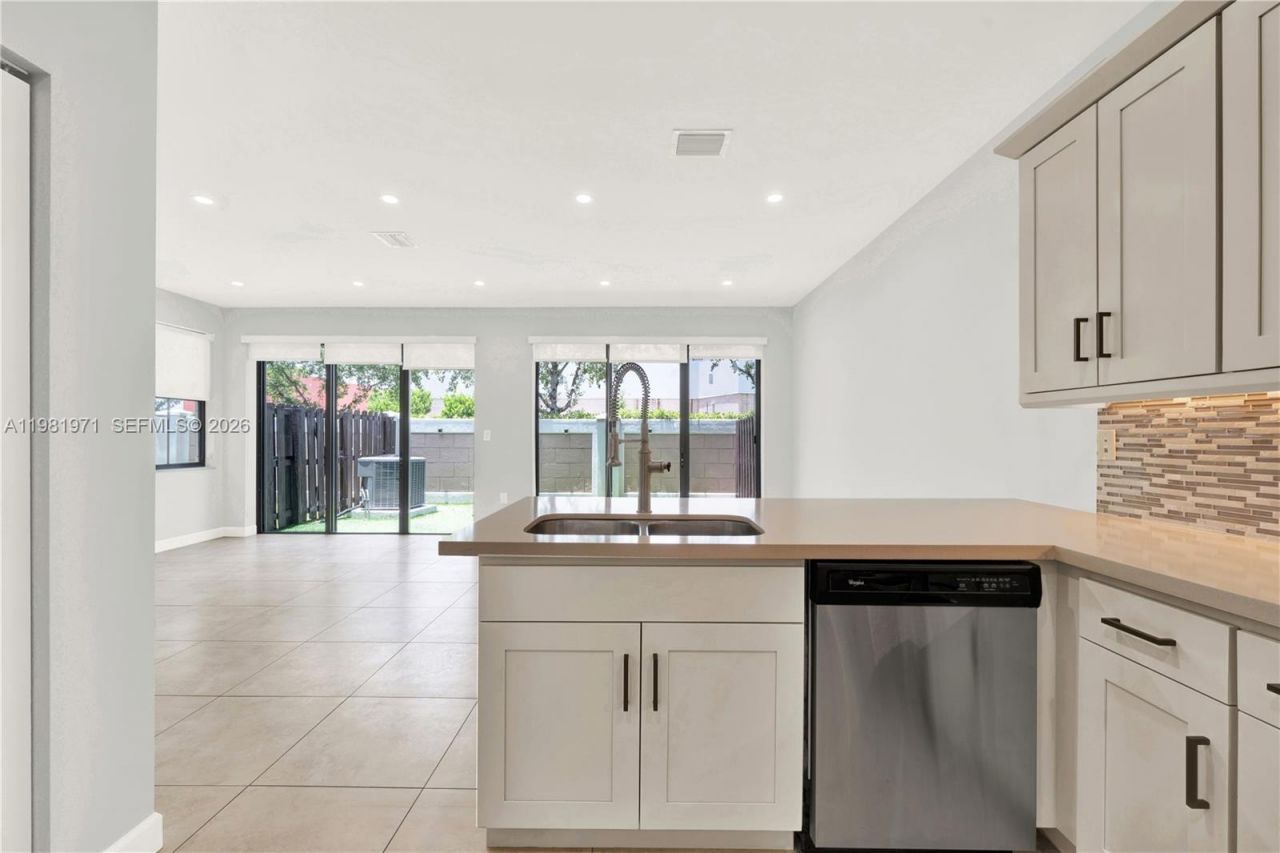 5880 NW 104th Path , Doral, FL 33178 Photo