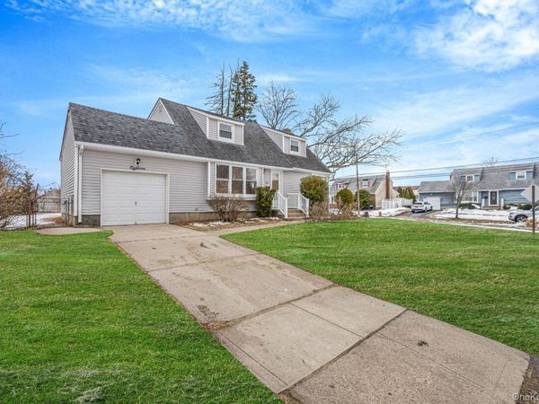 18 Oakdale Place , Massapequa Park, NY 11762