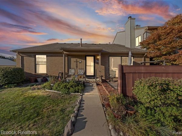 38903 Country Circle, Farmington Hills, MI 48331