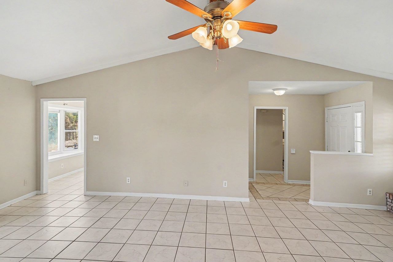 575 Circle Dr. Photo 9