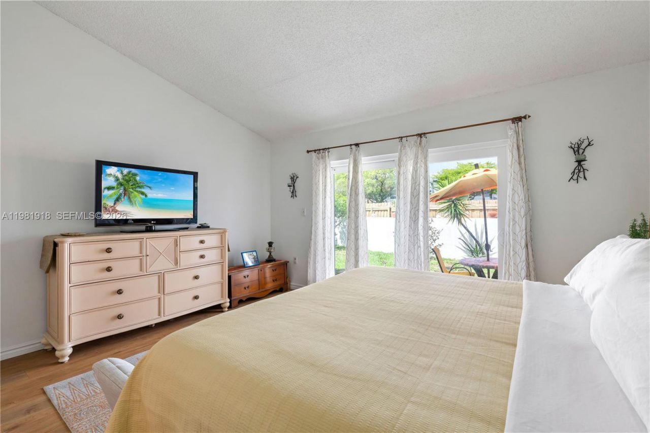 19994 NE 5th Ct, Unit 3C, Miami, FL 33179 Photo