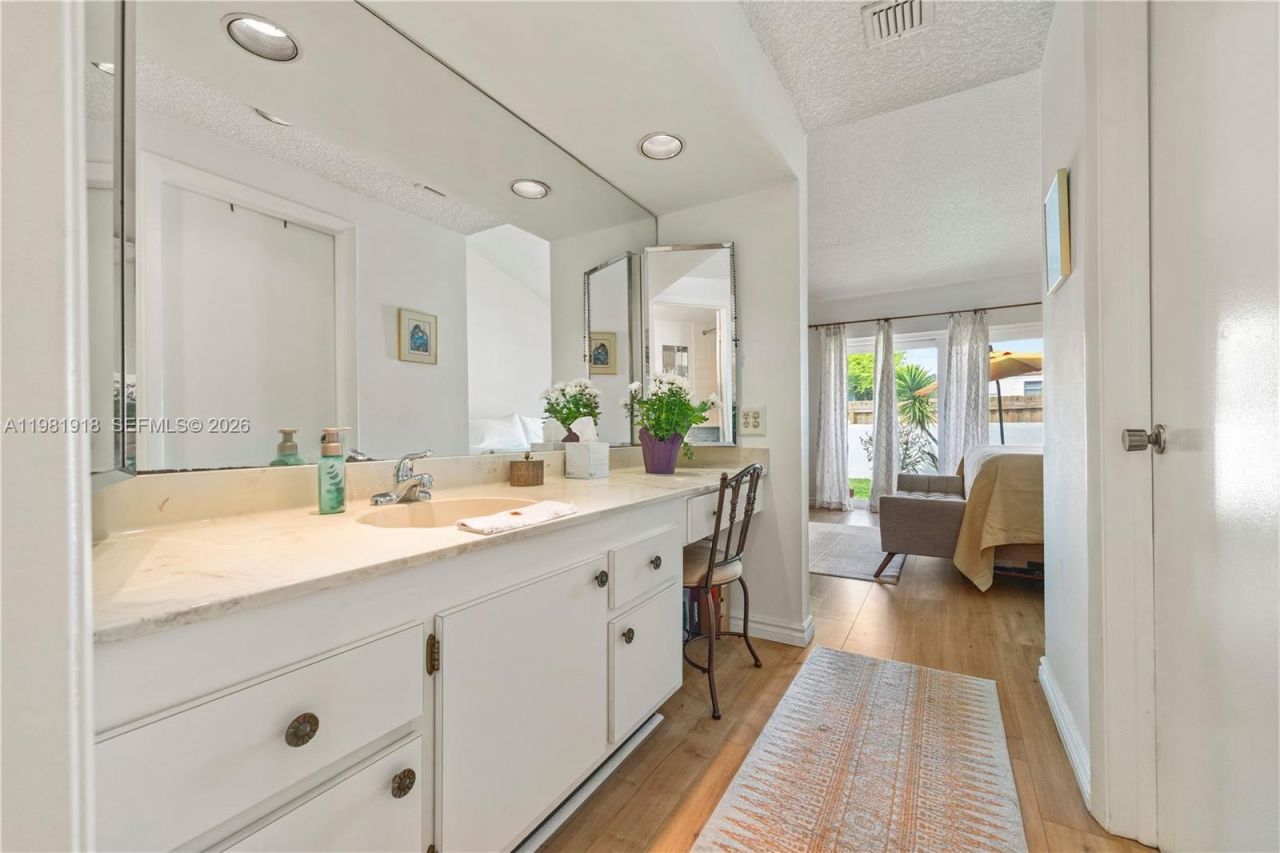 19994 NE 5th Ct, Unit 3C, Miami, FL 33179 Photo