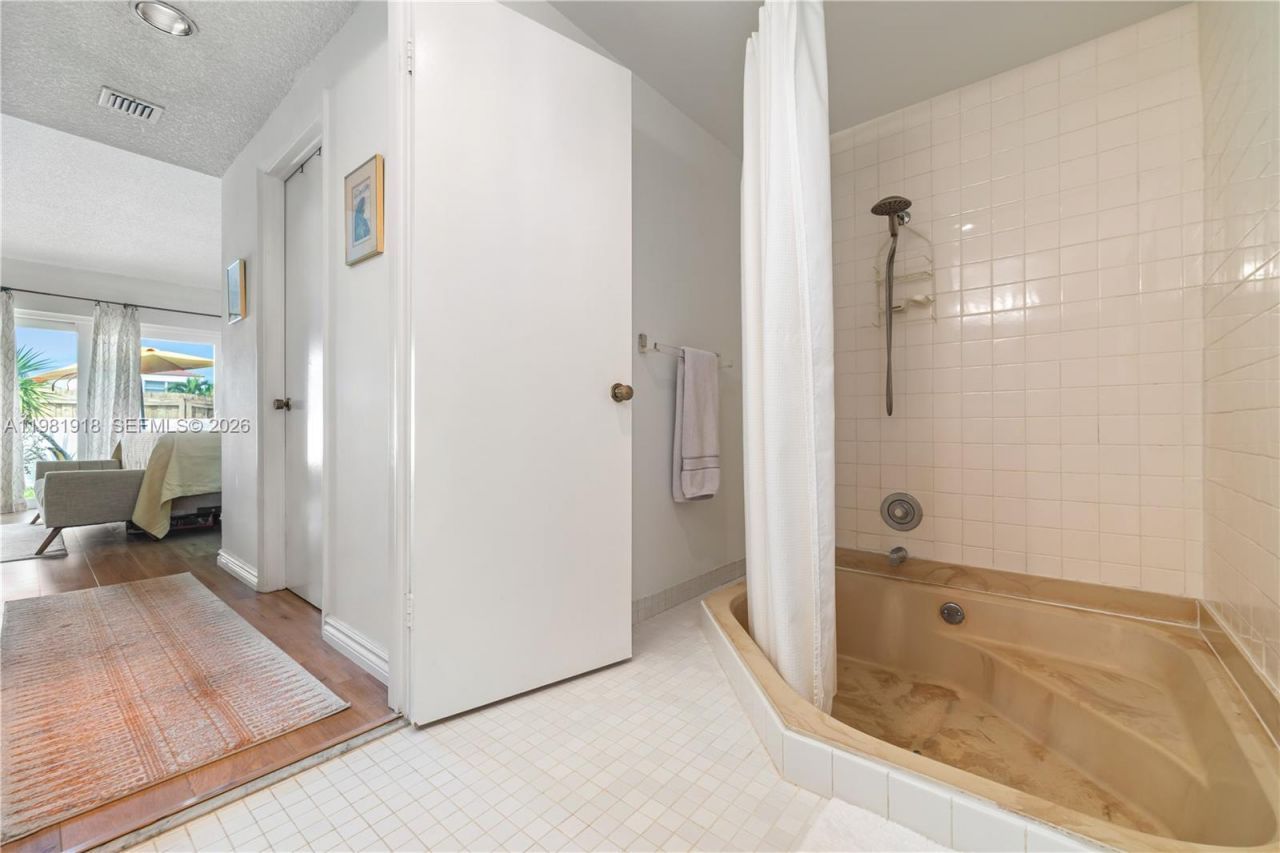 19994 NE 5th Ct, Unit 3C, Miami, FL 33179 Photo