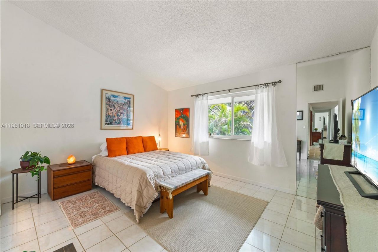 19994 NE 5th Ct, Unit 3C, Miami, FL 33179 Photo