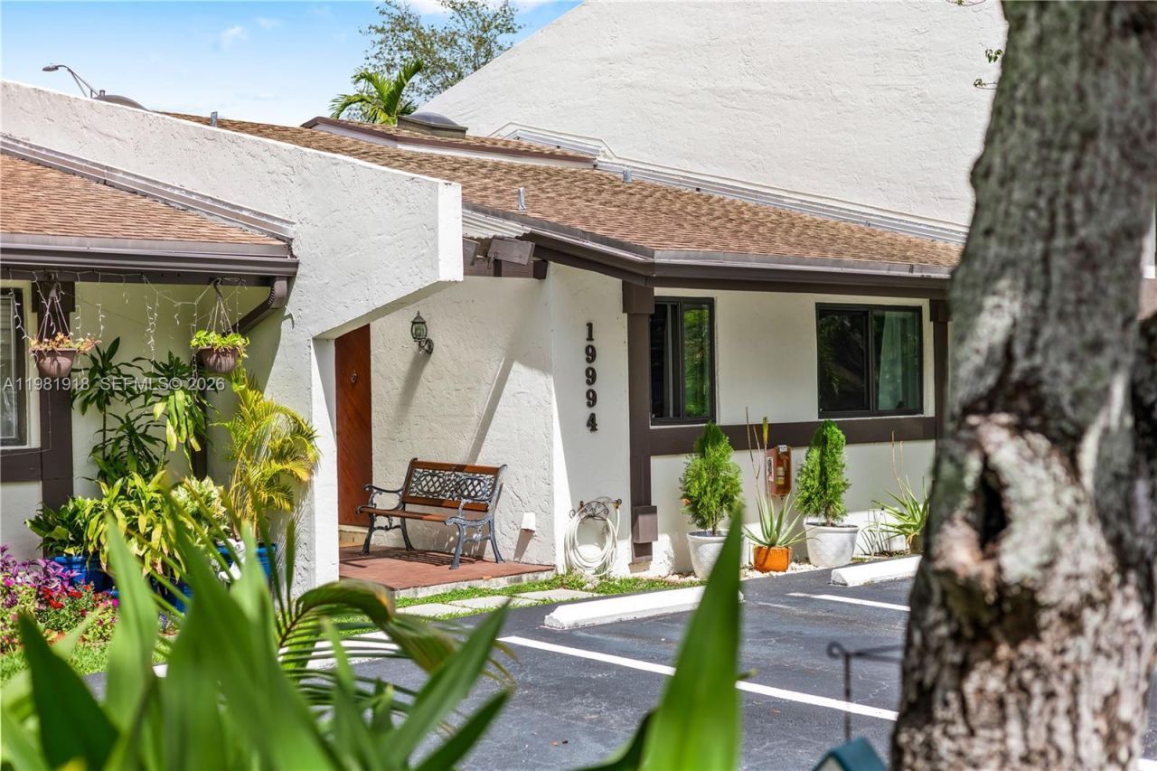 19994 NE 5th Ct, Unit 3C, Miami, FL 33179 Photo