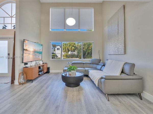 230 NE 212th St , Miami, FL 33179