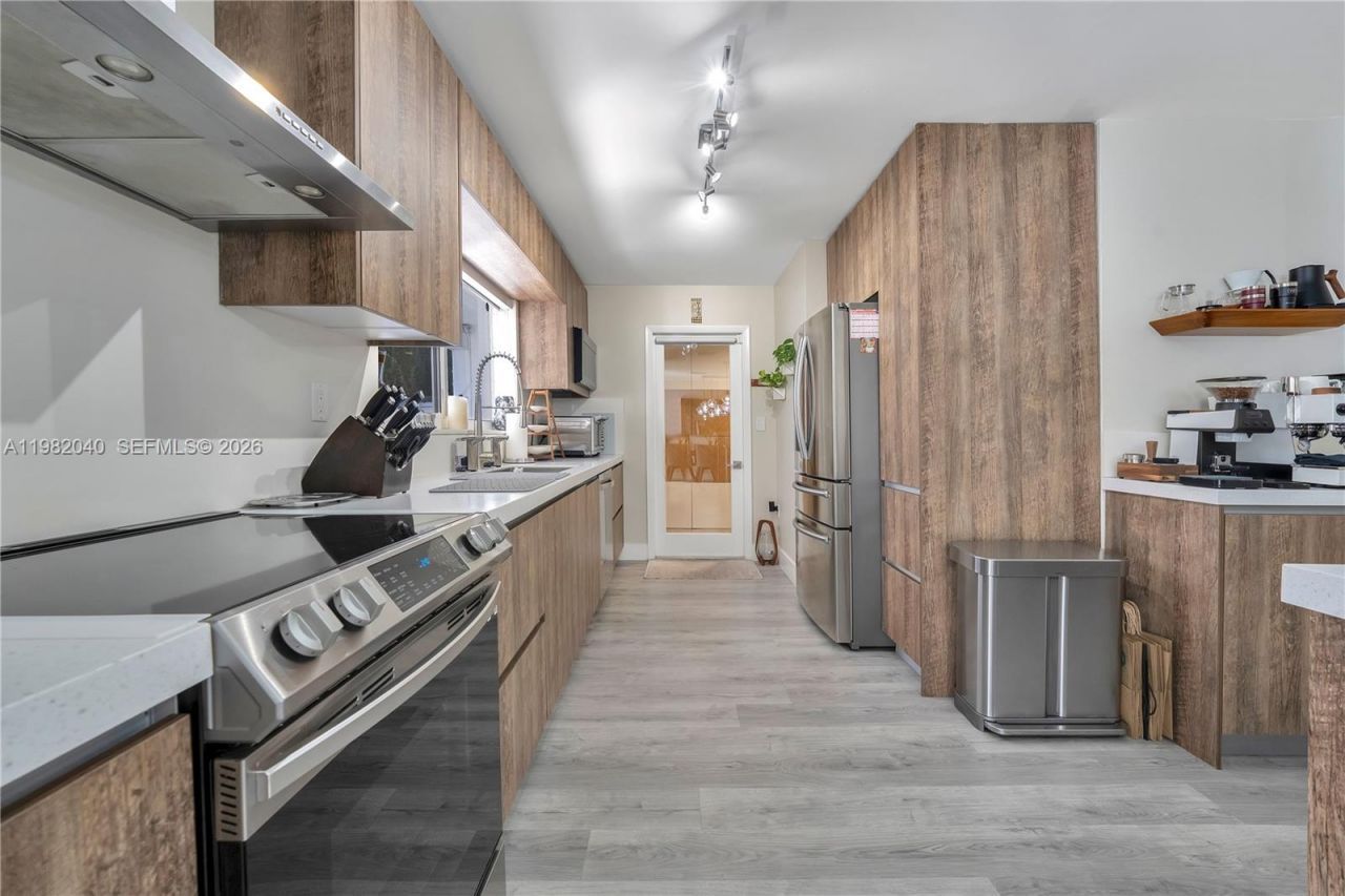 230 NE 212th St , Miami, FL 33179 Photo