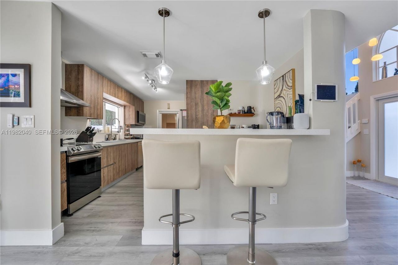 230 NE 212th St , Miami, FL 33179 Photo