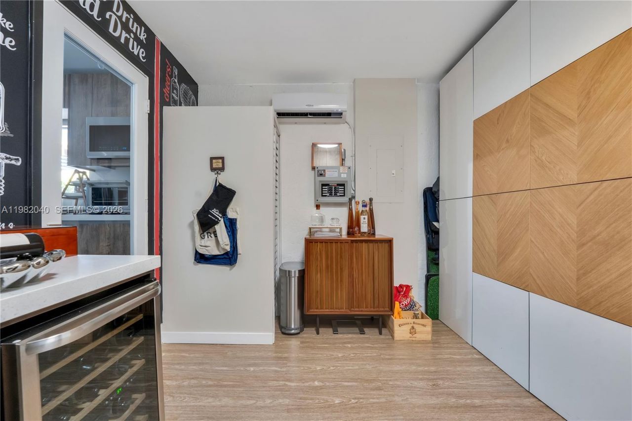 230 NE 212th St , Miami, FL 33179 Photo