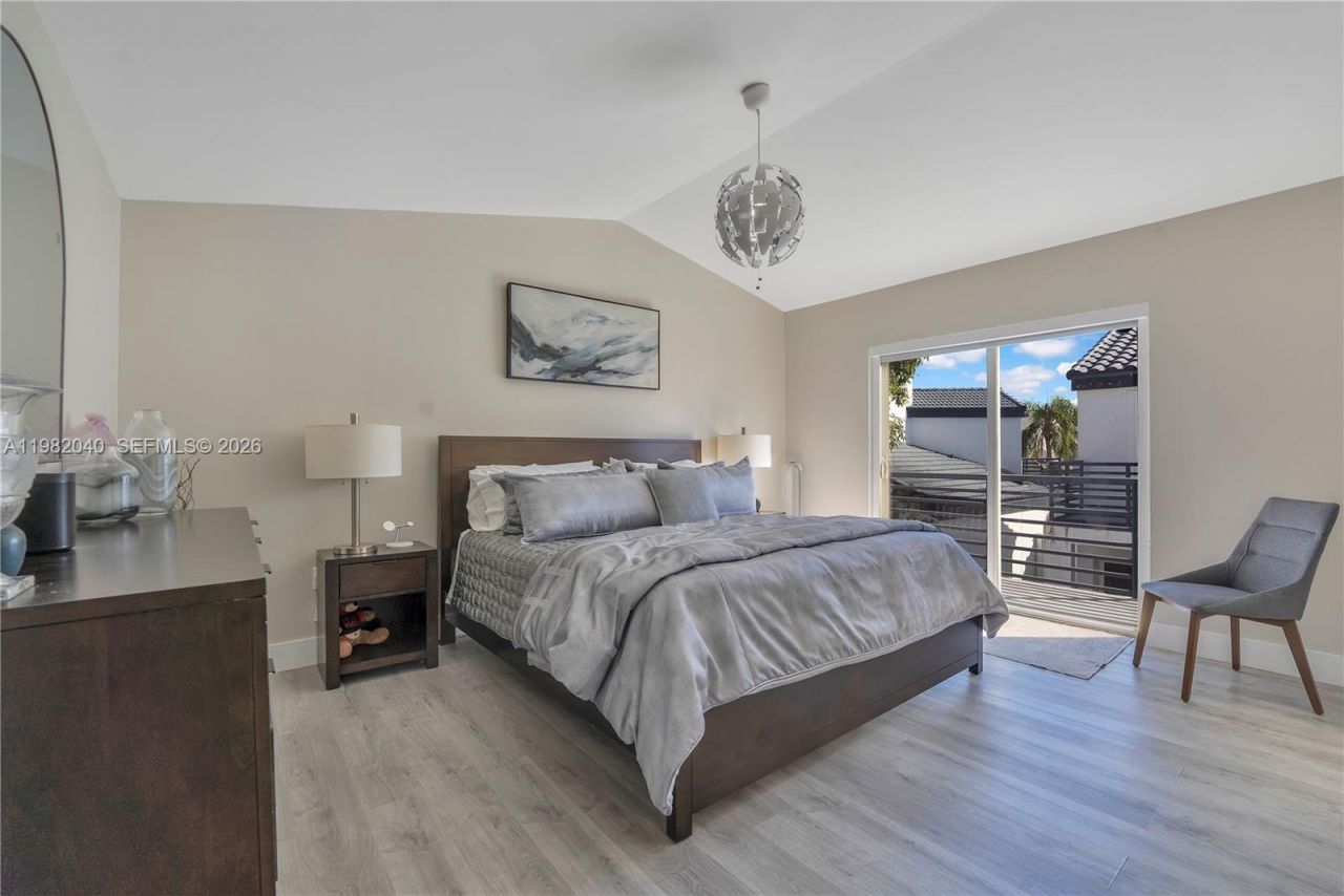 230 NE 212th St , Miami, FL 33179 Photo