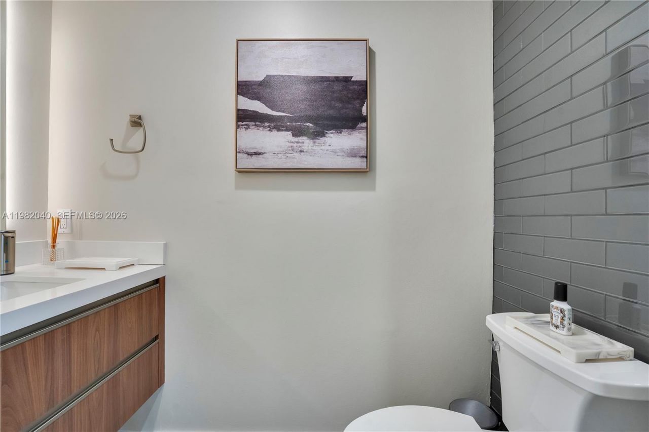 230 NE 212th St , Miami, FL 33179 Photo