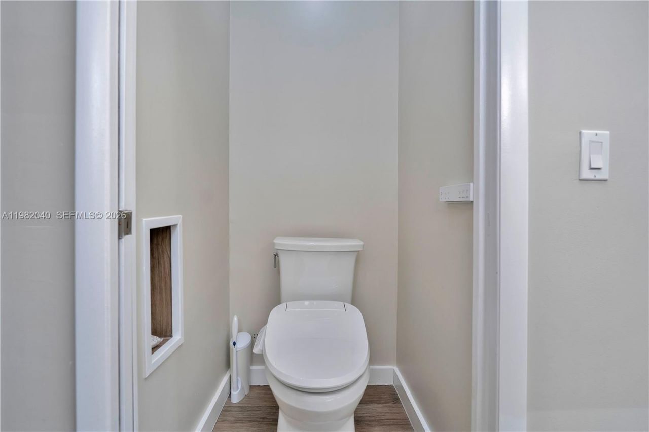 230 NE 212th St , Miami, FL 33179 Photo