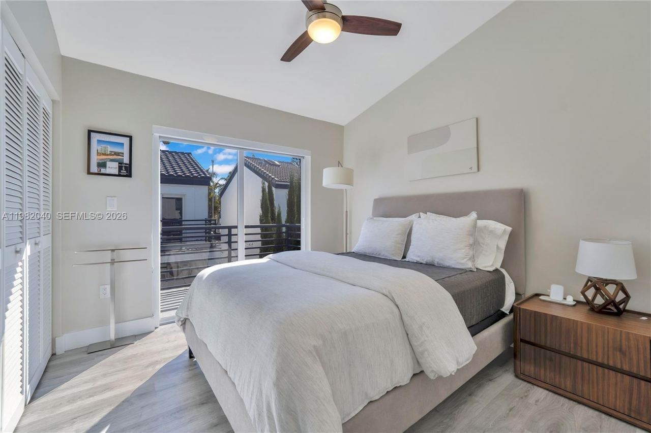 230 NE 212th St , Miami, FL 33179 Photo